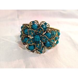 Vintage-Style Gold-tone Hinged cuff Bracelet with Emerald Green Floral Cluster